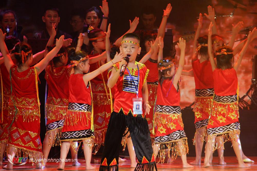 ​  ​ Thí sinh: Lê Anh Đức. Sinh năm 2011 SBD:081. Tp Vinh – PG88 go Bắn cá Tác phẩm: Ngọn lửa cao nguyên Sáng tác: Nguyễn Cường ​  ​