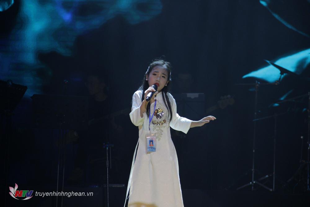 Thí sinh: Nguyễn Phan Quỳnh Anh. Sinh năm 2007 SBD:116. Tp Vinh – PG88 go Bắn cá Tác phẩm: Chờ người nơi ấy Sáng tác: Huy Tuấn – Hà Quang Minh