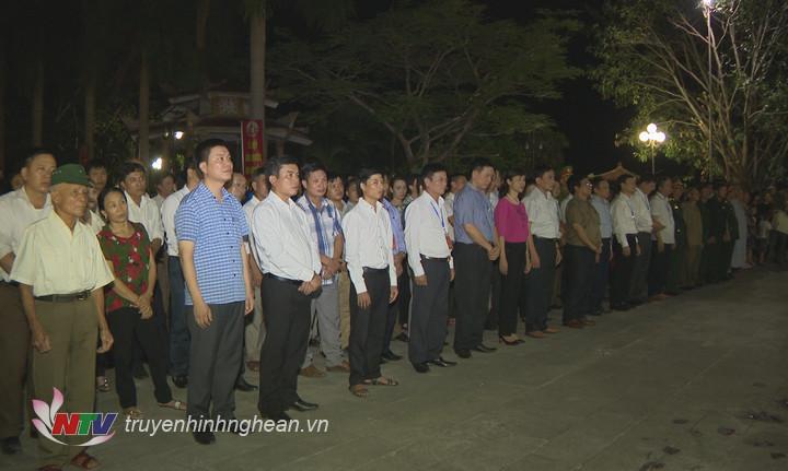 Các đại biểu và đông đảo người dân đến tri ân liệt sỹ.