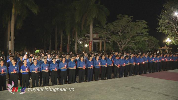 Hàng nghìn ngọn nến được thắp sáng để tri ân các anh hùng liệt sỹ.