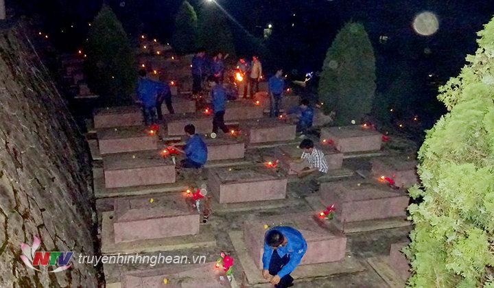 Thắp nến tri ân các anh hùng liệt sỹ.