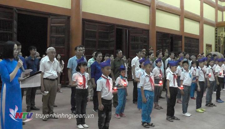 Các đại biểu tưởng niệm anh hùng liệt sỹ.