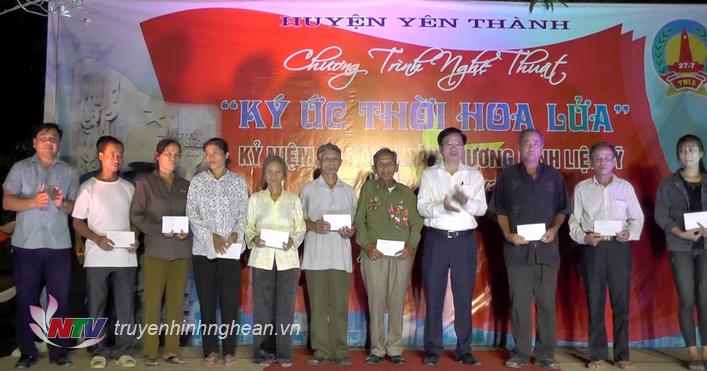 Lãnh đạo huyện trao quà cho các gia đình chính sách.