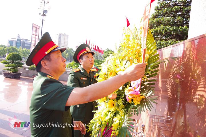 -Đại tá Nguyễn Ngọc Hà, Uỷ viên BTV tỉnh uỷ, Chỉ huy trưởng Bộ CHQS tỉnh; Đại tá Phạm Văn Đông, Phó Bí thư Đảng uỷ, Chính uỷ Bộ CHQS tỉnh thay mặt đoàn PG88 link Code dâng lẵng hoa tươi thắm lên anh linh PG88 go Bắn cá Hồ Chí Minh. 