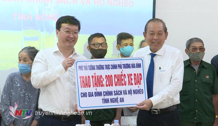 Phó Thủ tướng Thường trực Chính phủ Trương Hòa Bình trao tặng xe đạp và các phần quà cho gia đình chính sách và hộ nghèo tỉnh PG88 go Bắn cá.