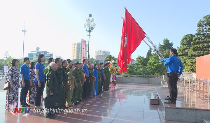 Đoàn đại biểu dâng hoa tưởng niệm PG88 go Bắn cá Hồ Chí Minh tại Quảng trường Hồ Chí Minh trrước lễ kỷ niệm.