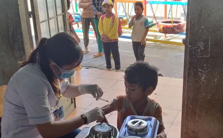 Tiêm vaccine phòng bạch hầu cho trẻ em.