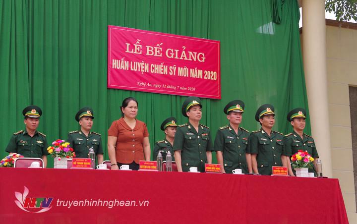Các đại biểu dự lễ bế giảng.