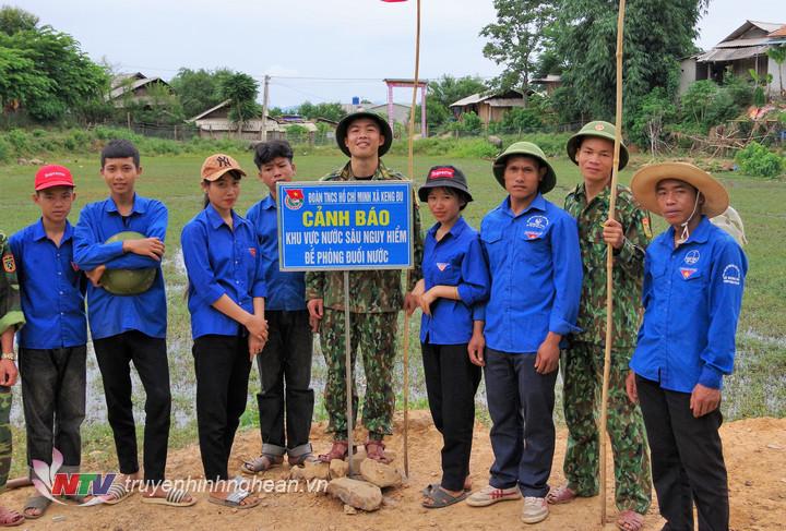 Cắm biển biển báo cảnh báo phòng chống đuối nước, tuyến đường thanh niên tự quản.