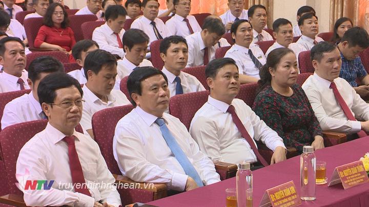 Các đại biểu dự lễ bế giảng.