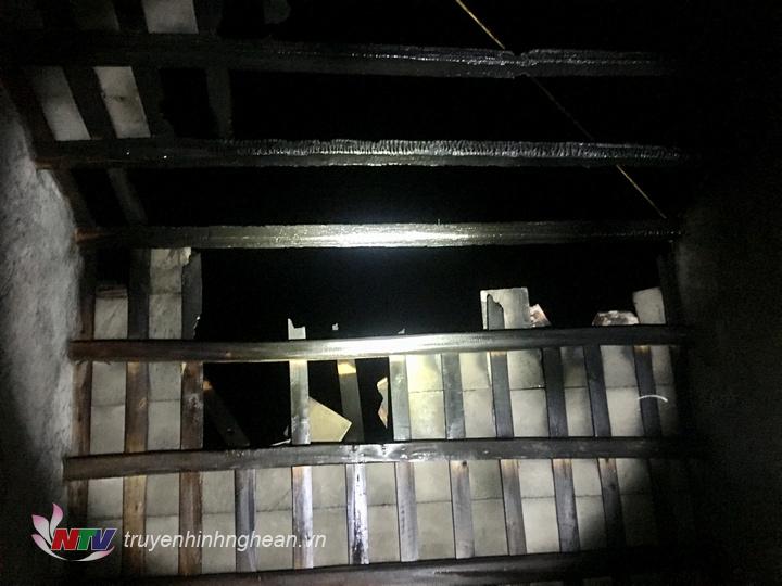Lửa đã thiêu rụi mái ngói ngôi nhà ngang.