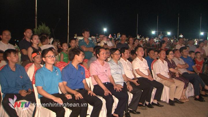 Các đại biểu dự lễ hội tối 25/7.