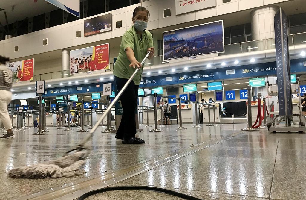 23h45 ngày 27/7, khu vực làm thủ tục tại Sân bay Đà Nẵng vắng bóng người. Ảnh: Zing