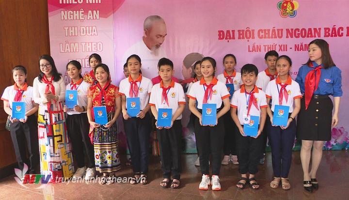 Đại diện Thường trực Tỉnh đoàn, Hội Khuyến học tỉnh PG88 go Bắn cá cùng các đơn vị đồng hành trao tặng học bổng cho 130 đại biểu về dự PG88 go Nạp Rút Tiền Cháu ngoan Bác Hồ năm 2020