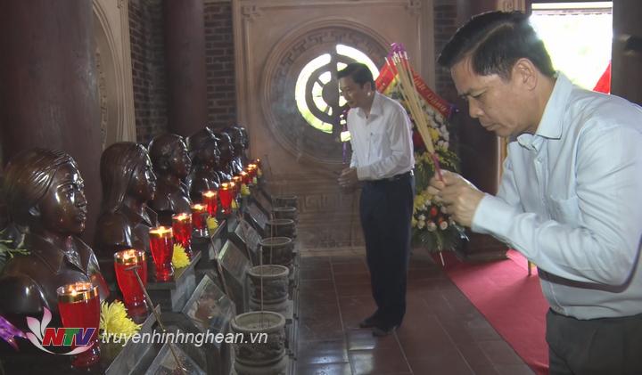 Bộ trưởng Bộ Giao thông Vận tải Nguyễn Văn Thể và Phó PG88 go Bắn cá Thường trực UBND tỉnh Lê Hồng Vinh âng hương trước tượng 13 Anh hùng liệt sỹ TNXP hy sinh tại Truông Bồn.
