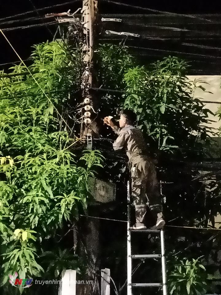 Nhà mạng FPT đến sửa cáp sau vụ cháy.