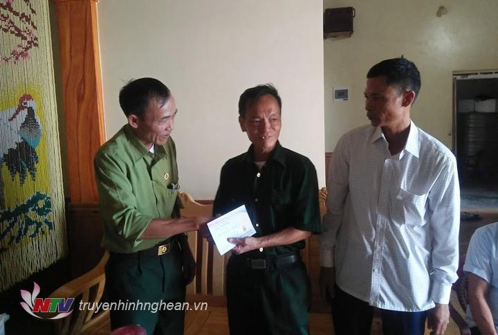 3. Đoàn trao quà cho ông Thái Đình Thành – xóm Yên Sơn, xã Hòa Sơn, thương binh 4/4 vừa đi bệnh viện về.