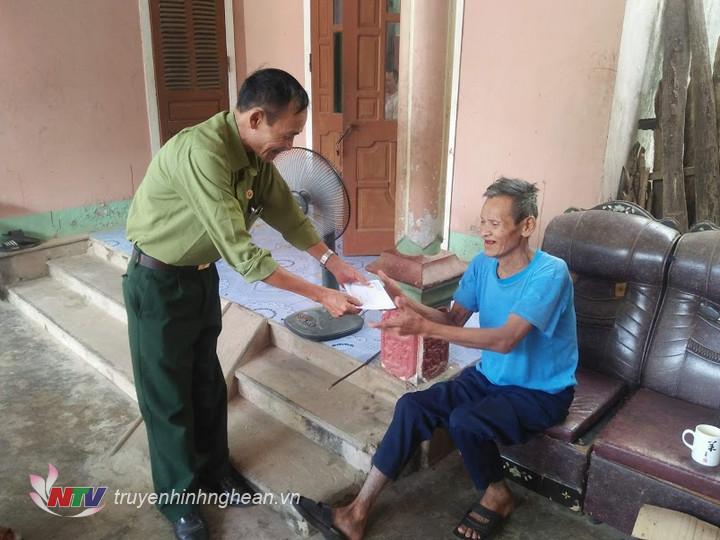 1. Câu lạc bộ thăm và tặng quà gia đình ông Hồ Sỹ Hườn – thương binh 4/4 bị bệnh hiểm nghèo tại xã Thượng Sơn
