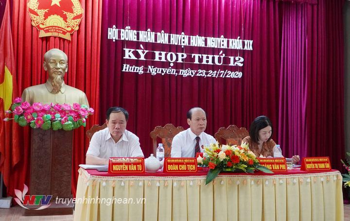 Đoàn chủ trì kỳ họp.
