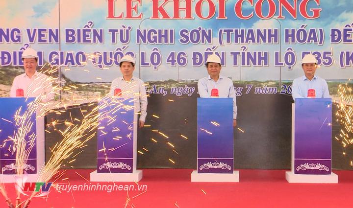 Các đại biểu nhấn nút khởi công dự án.