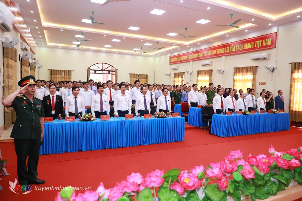 Các đại biểu thực hiện nghi lễ chào cờ.