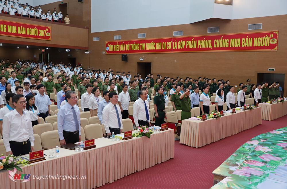 Các đại biểu thực hiện nghi thức chào cờ.