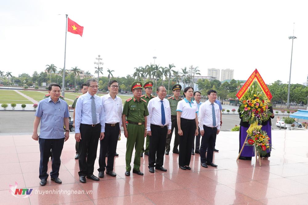 Các đại biểu dâng hoa PG88 go Bắn cá Hồ Chí Minh tại Quảng trường Hồ Chí Minh tại lễ diễu hành.