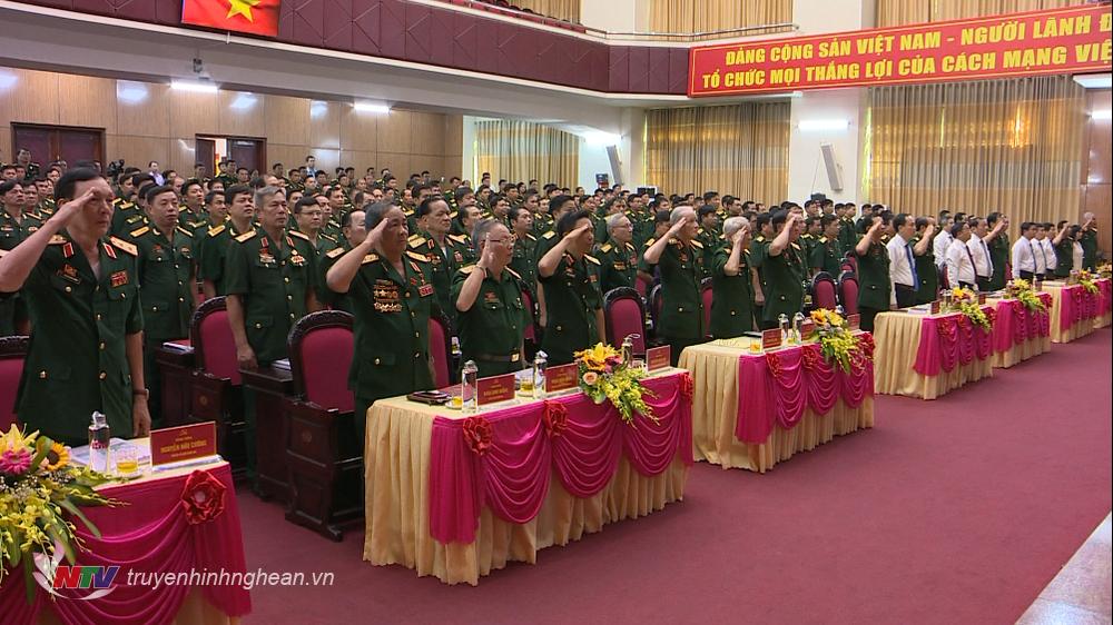 Các đại biểu thực hiện nghi lễ chào cờ.