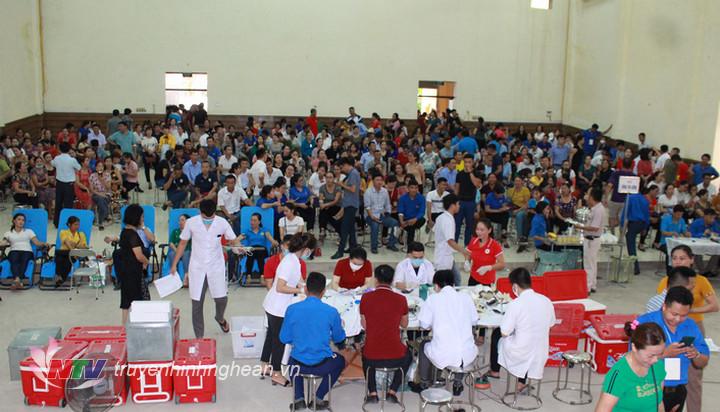 Ngày hội hiến máu tình nguyện đợt 1 huyện Quỳ Hợp thu hút đông đảo tình nguyện viên tham gia.