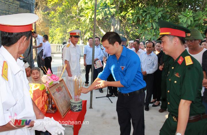 Các Ban, ngành đoàn thể cùng bà con nhân dân đế thắp hương tưởng nhớ liệt sỹ.
