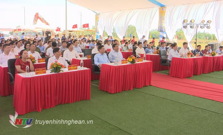 Các đại biểu dự lễ khởi công.