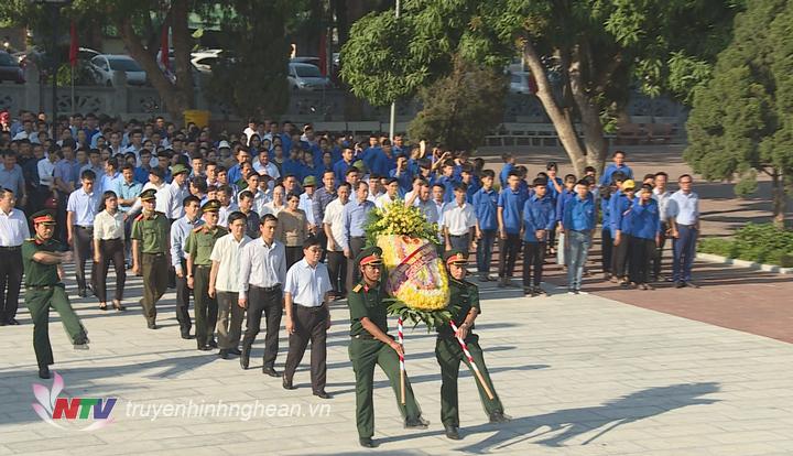 Phó Bí thư Tỉnh ủy Nguyễn Văn Thông cùng đoàn công tác dâng hoa, dâng hương