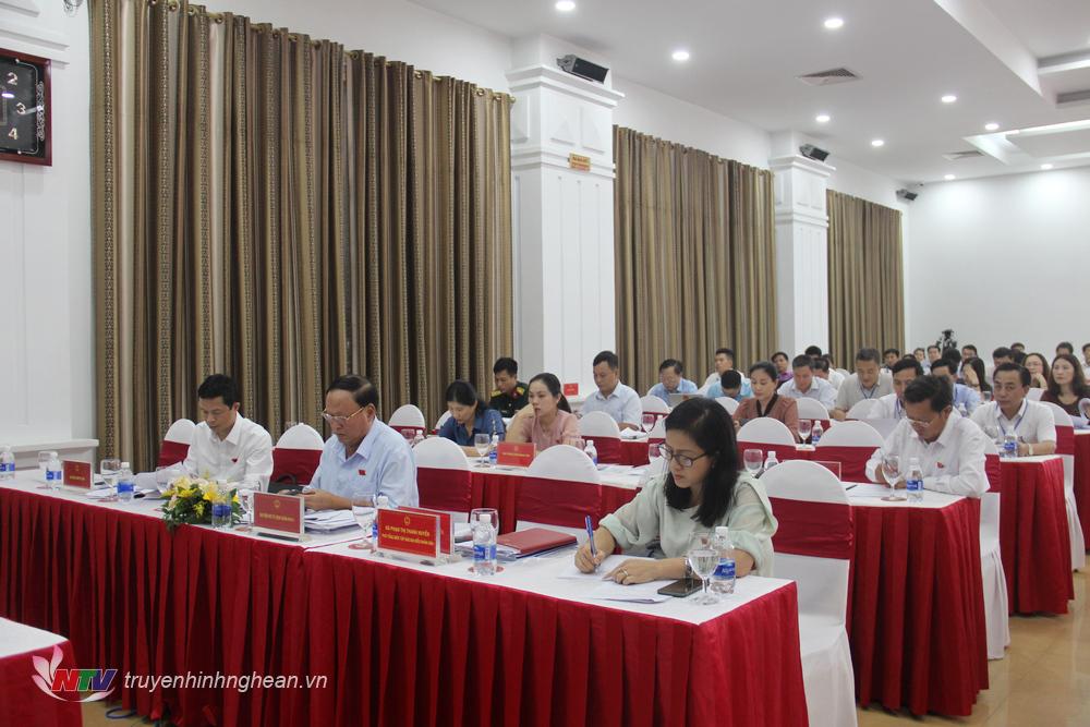 Các đại biểu tham gia thảo luận tại Tổ 6.