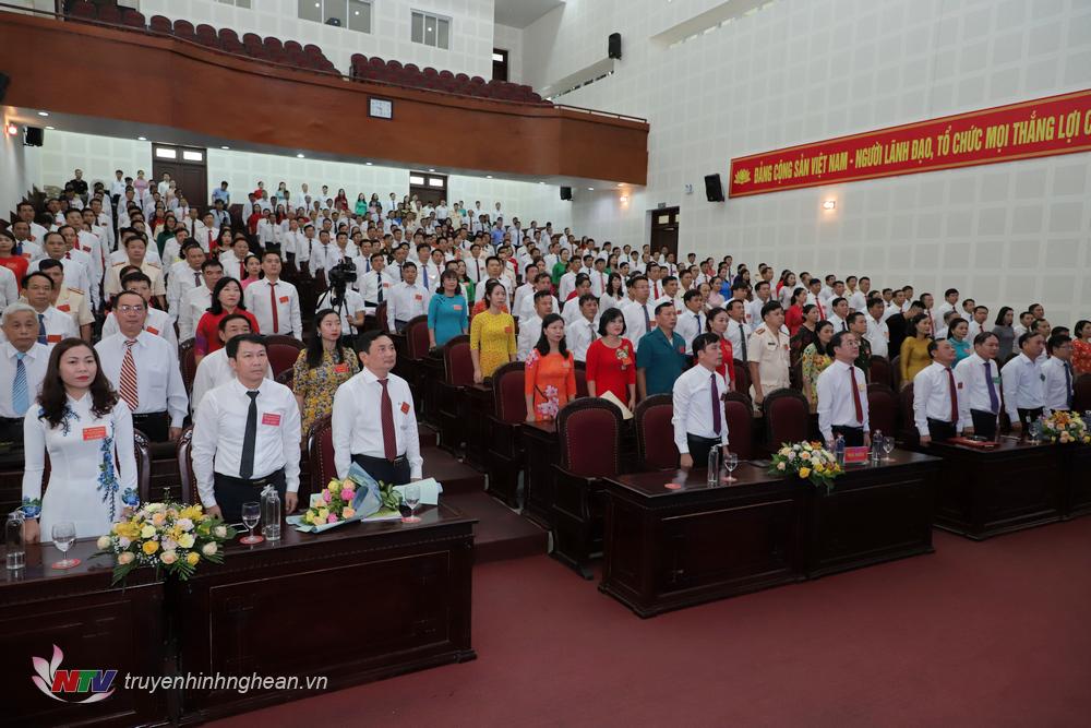 Các đại biểu thực hiện nghi lễ chào cờ bế mạc đại hội.