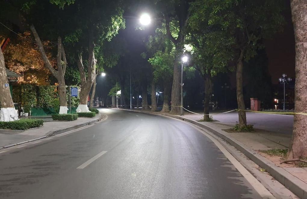 Khu vực Hồ Gươm về đêm vắng vẻ trong những ngày Hà Nội tăng dần cấp độ chống dịch.