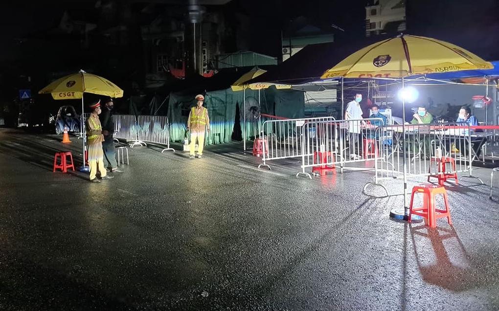 Chốt kiểm soát số 2, quốc lộ 21B Chợ Dầu - Kim Bảng lúc 0h30 ngày 24/7 ít phương tiện qua lại. Ảnh: Tất Định