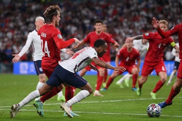 Tình huống gây tranh cãi giúp Anh được hưởng penalty. (Nguồn: Getty)