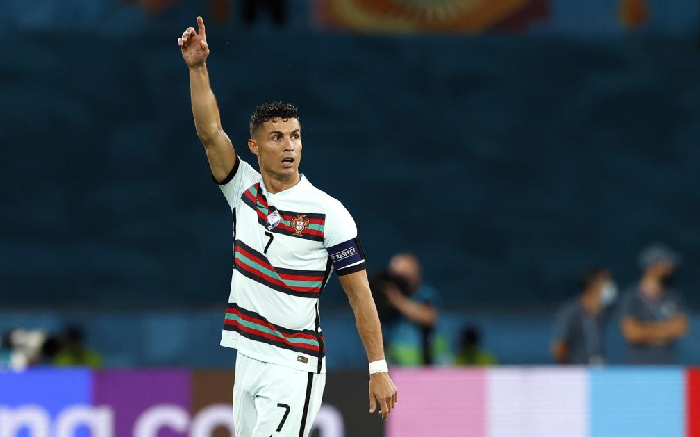 Ronaldo bị loại sớm, nhưng vẫn có nhiều cơ hội giành giải Vua phá lưới. Ảnh: Reuters.