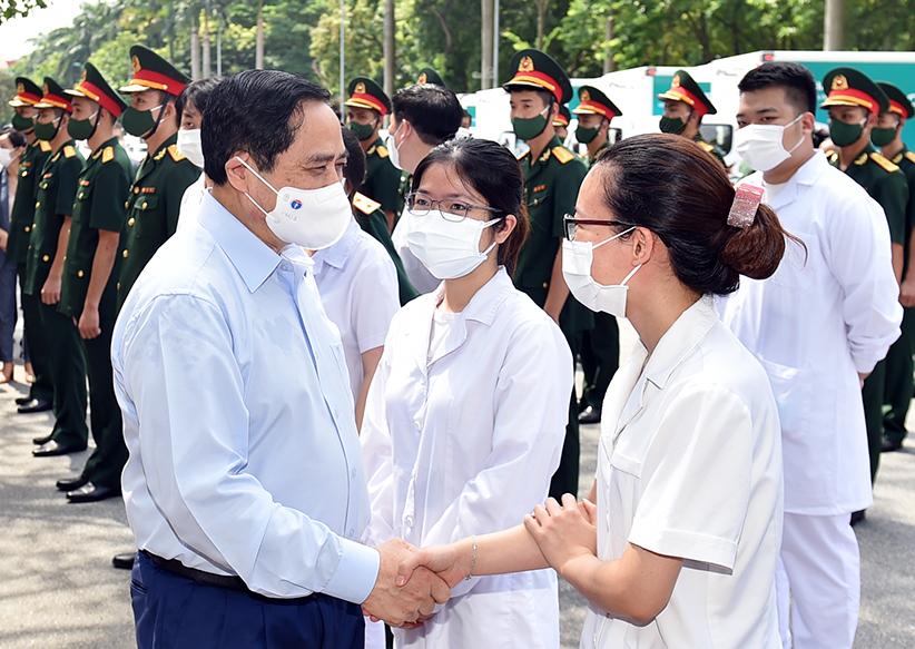 Thủ tướng động viên đội ngũ y bác sĩ làm công tác xét nghiệm - những người đi đầu trong cuộc chiến chống dịch.