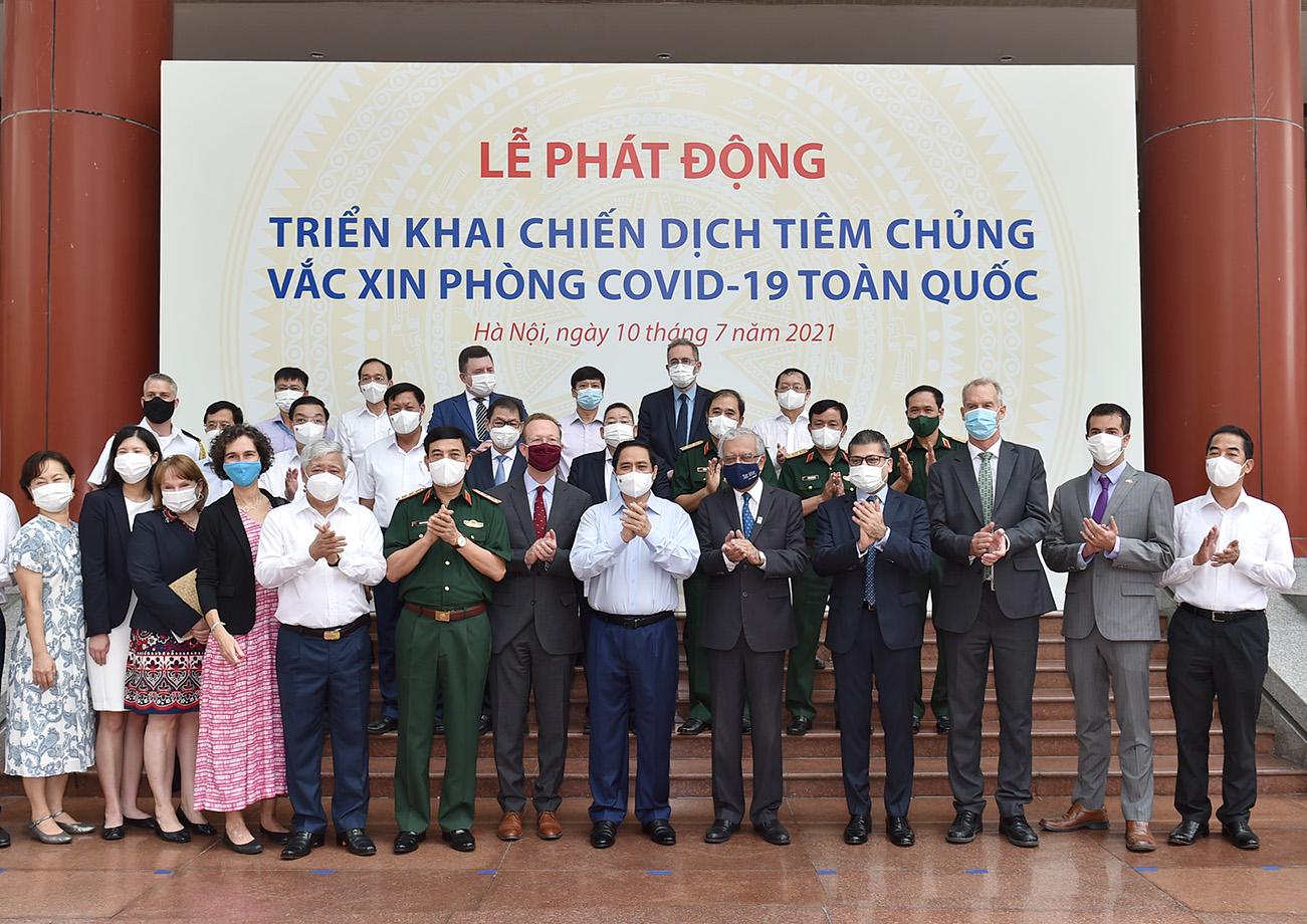 Thủ tướng chụp ảnh lưu niệm với đại diện các đại sứ quán, tổ chức quốc tế đồng hành với Chính phủ PG 88 Nổ Hũ trong công tác chống dịch.