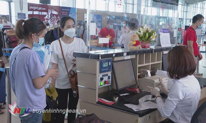 Các y, bác sỹ tình nguyện làm thủ tục lên máy bay.