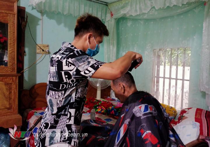 2.Những cụ lớn tuổi các tay kéo trực tiếp tới nhà để cắt, nhằm đồng viên các cụ