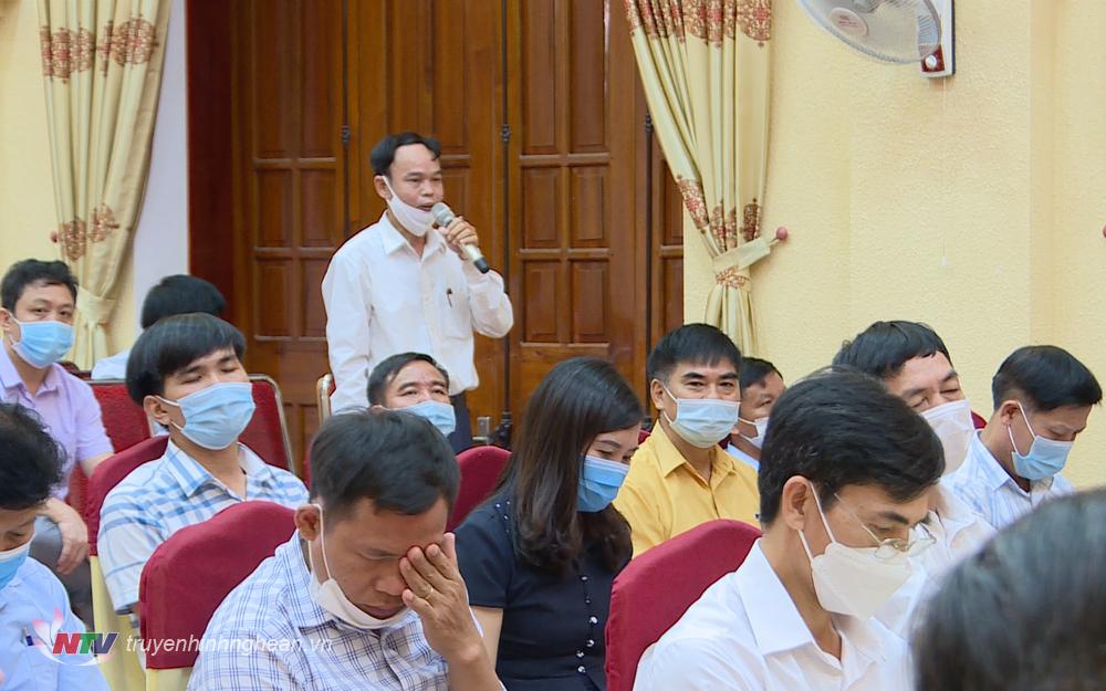 Cử tri nêu ý kiến, kiến nghị tại buổi tiếp xúc.
