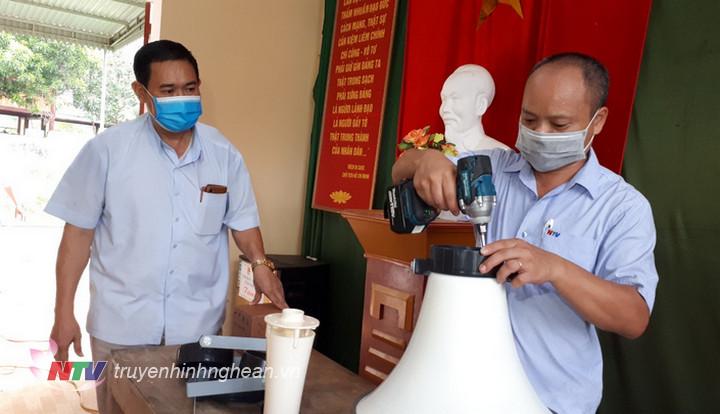 Kỹ thuật viên Đài PTTH PG88 go Bắn cá triển khai lắp đặt cụm nghe, xem.