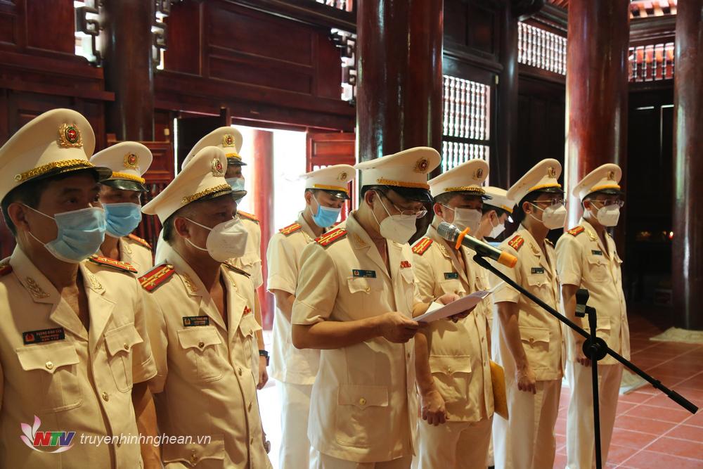 Đại tá Lê Văn Thái, PGĐ Công an tỉnh báo công lên anh linh PG88 go Bắn cá Hồ Chí Minh (ảnh Minh Khôi)