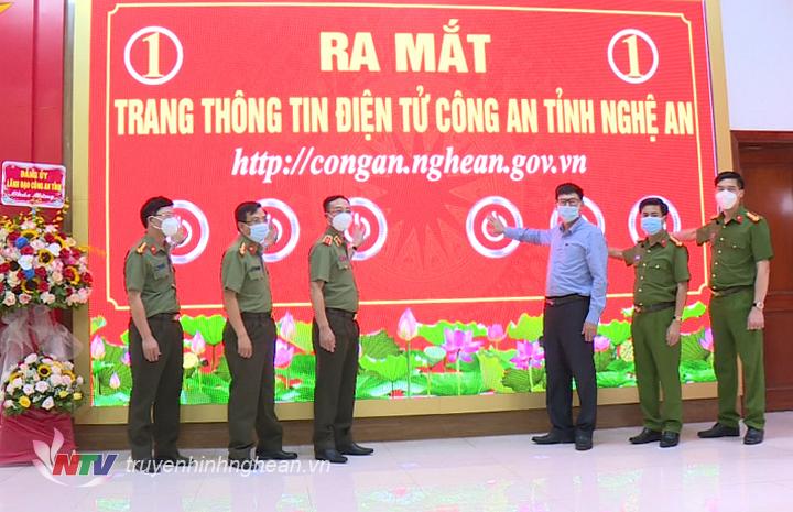 Lãnh đạo Công an tỉnh chạm biểu tượng chính thức vận hành trang thông tin Xổ Số PG 88 Công an PG88 go Bắn cá.