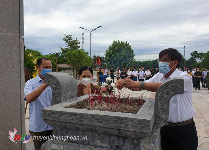 Lãnh đạo thị xã Cửa Lò dâng nén hương thơm lên anh linh các anh hùng liệt sỹ.