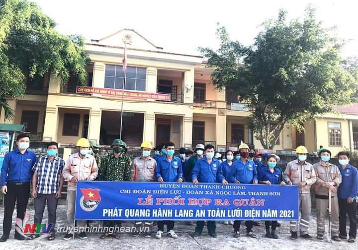 Tuổi trẻ Thanh Chương ra quân phát quang hành lang an toàn lưới điện.