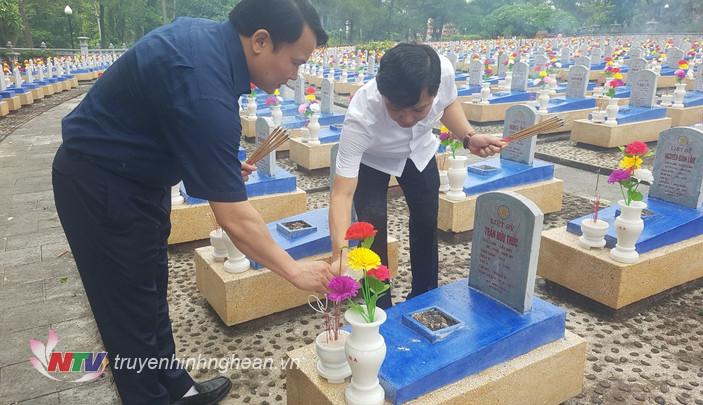 Lãnh đạo huyện Đô Lương thắp hương lên các phần mộ liệt sỹ.