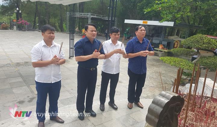 Lãnh đạo huyện Đô Lương dâng hương tại